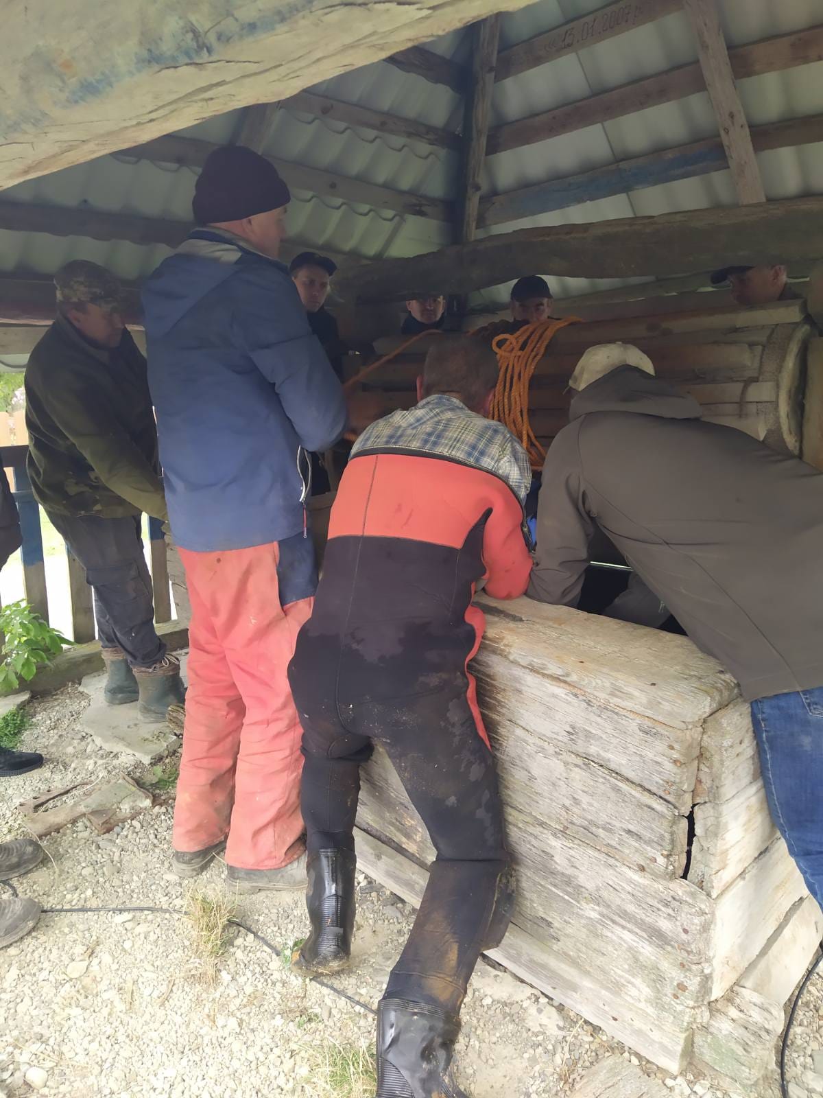 У селі на Львівщині місцеві мешканці знайшли у криниці тіло чоловіка.