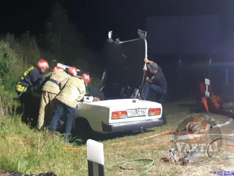 Вирізали рятувальники: біля Львова &ndash; масова ДТП. Фото: Варта 1. 