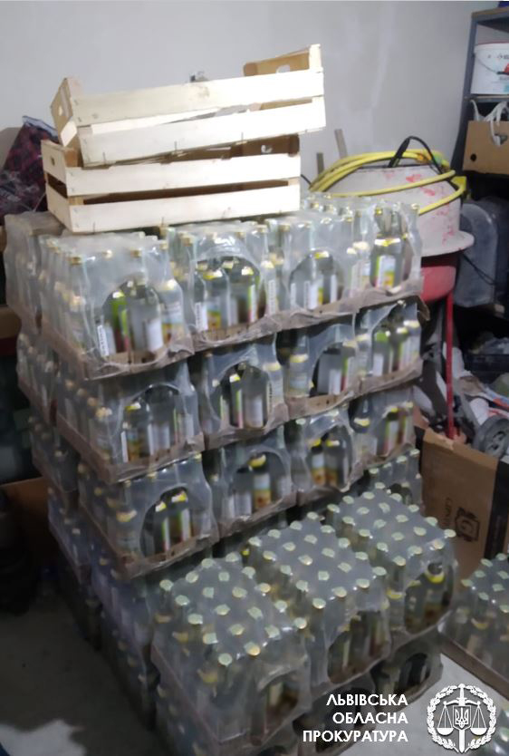 На Львівщині правоохоронці вилучили з магазинів 5700 пляшок підробленої горілки. Фото: прокуратура Львівщини