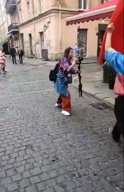 Центром Львова носили у труні голу дівчину. Фото: скріншот із відео