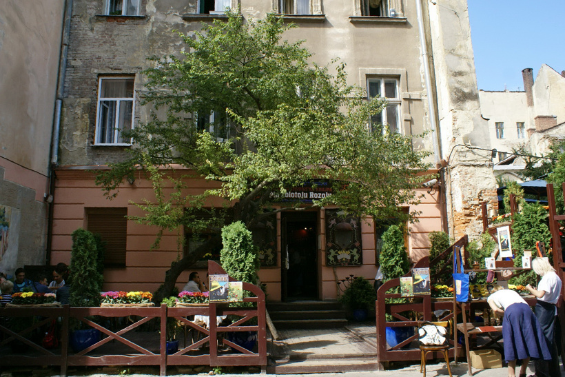 Популярні ресторани Львова, які закрили у 2020-му. Галицько-жидівська кнайпа «Під Золотою Розою» більше не приймає гостей. Фото: Вrusentsov.com.