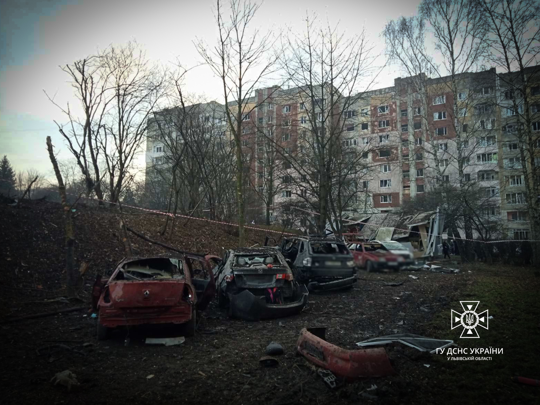 Рятувальники показали фото житлового кварталу Львова після ракетного удару росіян 29 грудня. || Фото: facebook.com/LVIVDSNS 