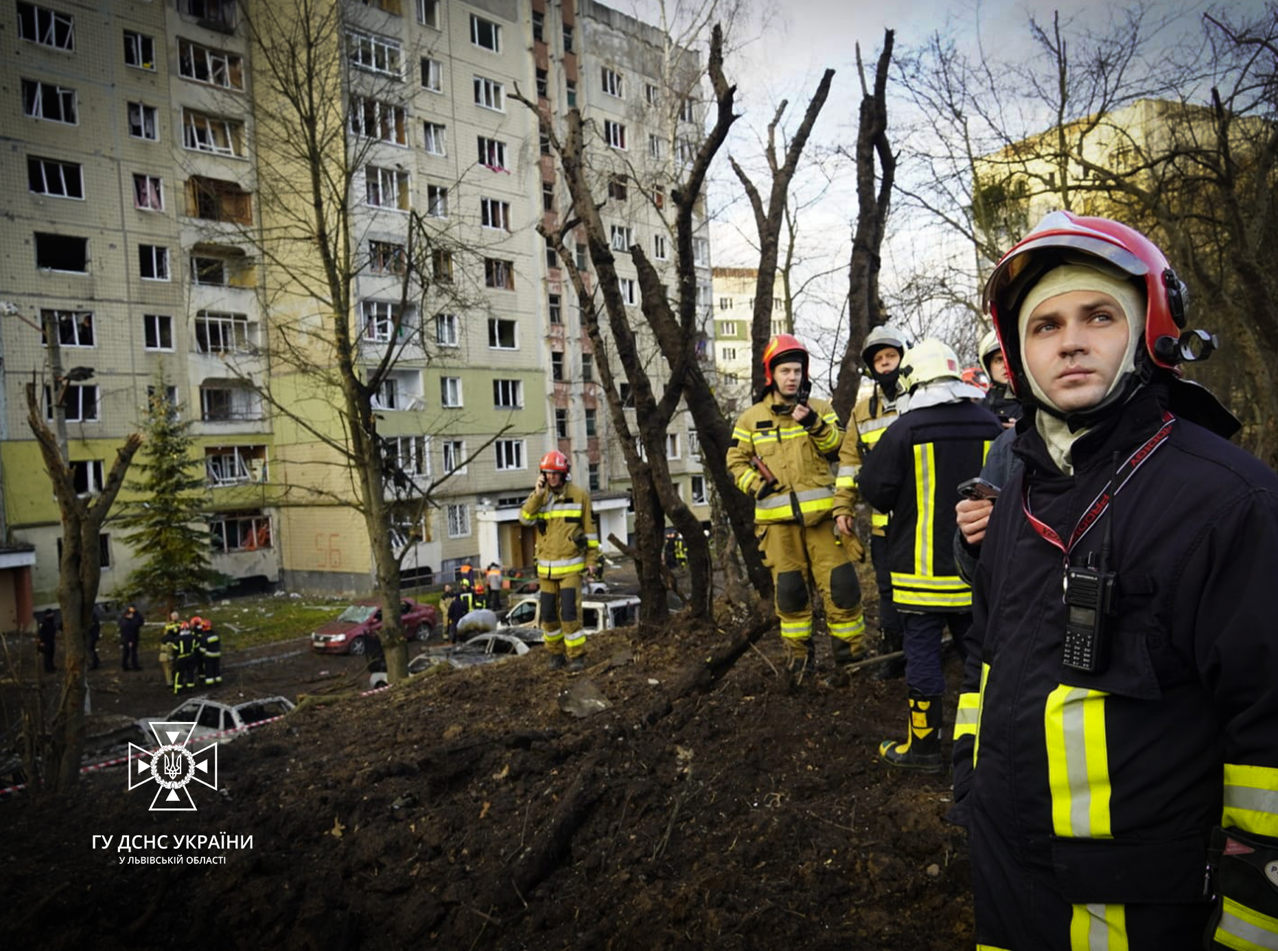 Рятувальники показали фото житлового кварталу Львова після ракетного удару росіян 29 грудня. || Фото: facebook.com/LVIVDSNS 