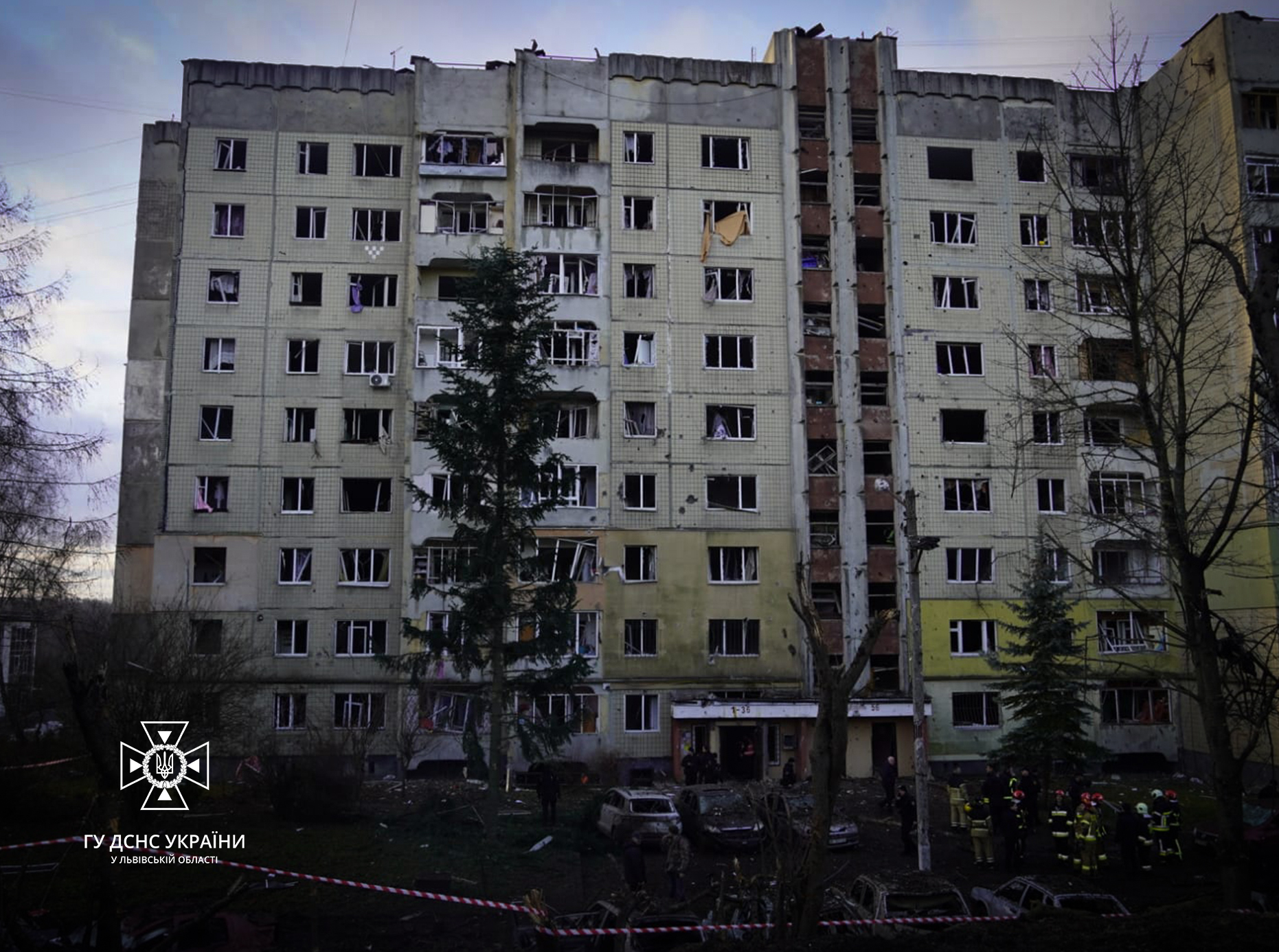 Рятувальники показали фото житлового кварталу Львова після ракетного удару росіян 29 грудня.
