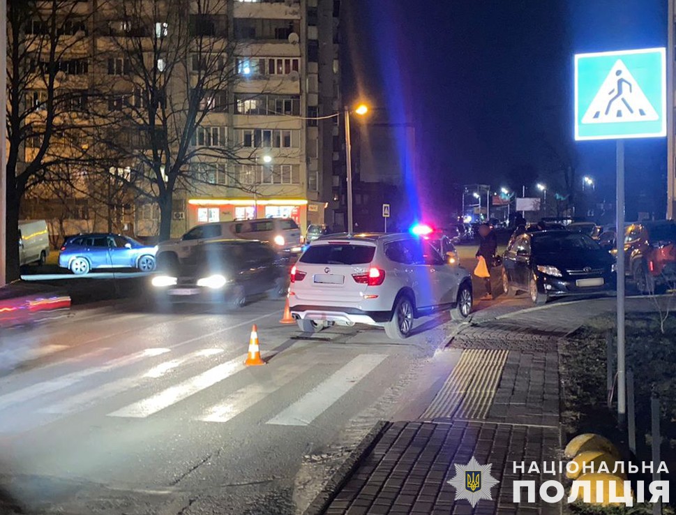 На Кульпарківській у Львові 36-річна водійка за кермом BMW збила жінку: фото з місця ДТП.