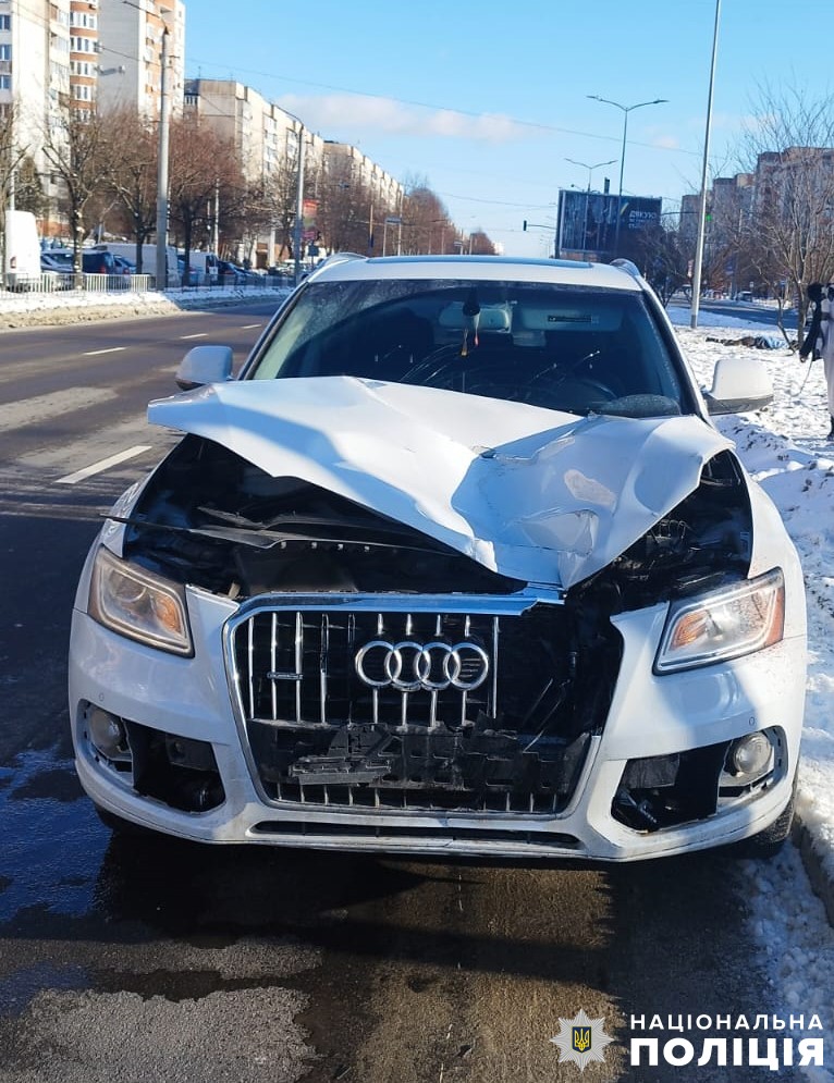 У Львові автомобіль збив пішохода і протягнув кілька десятків метрів.