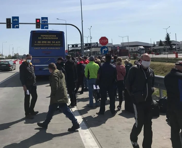 50 злотих за 500 метрів: тарифи на перетин кордону шокували українців. Фото Богдана Шарка.
