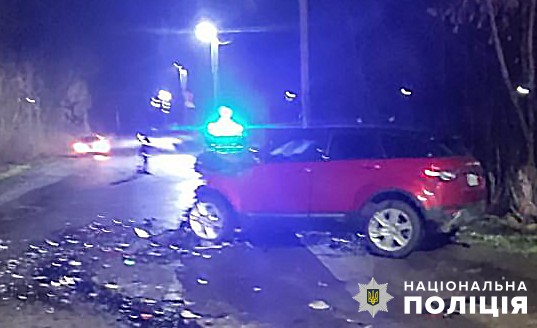 В автотрощі у Червонограді загинула 27-річна пасажирка Land Rover: фото з місця ДТП.