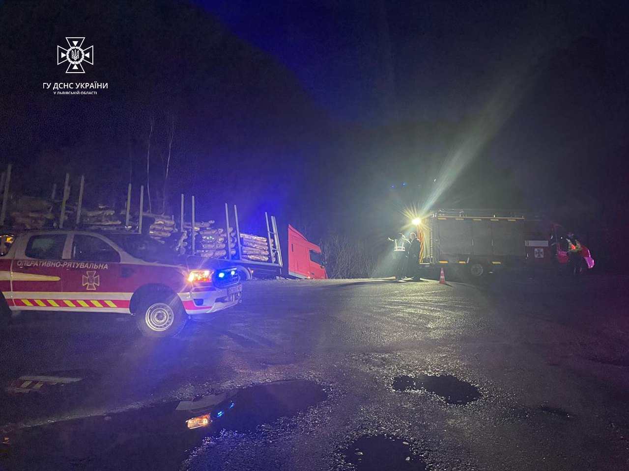 У Львівській області водій автомобіля загинув через зіткнення з лісовозом