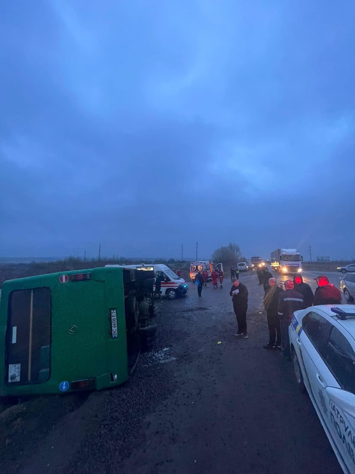 На Львівщині перекинувся пасажирський автобус із людьми: фото з місця ДТП. || Фото: Львівський Обласний Центр Екстреної Медичної Допомоги та Медицини Катастроф