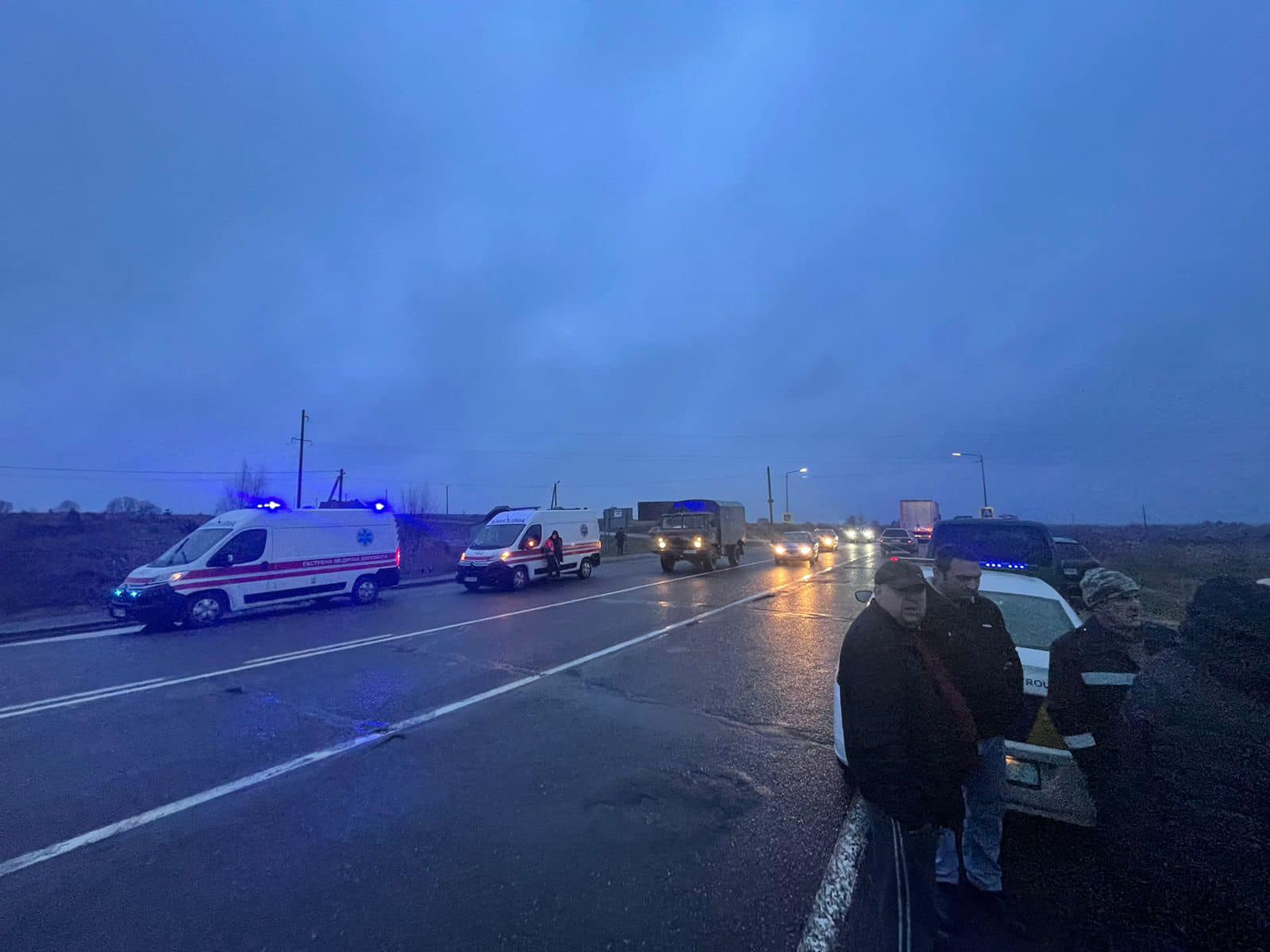 На Львівщині перекинувся пасажирський автобус із людьми: фото з місця ДТП.