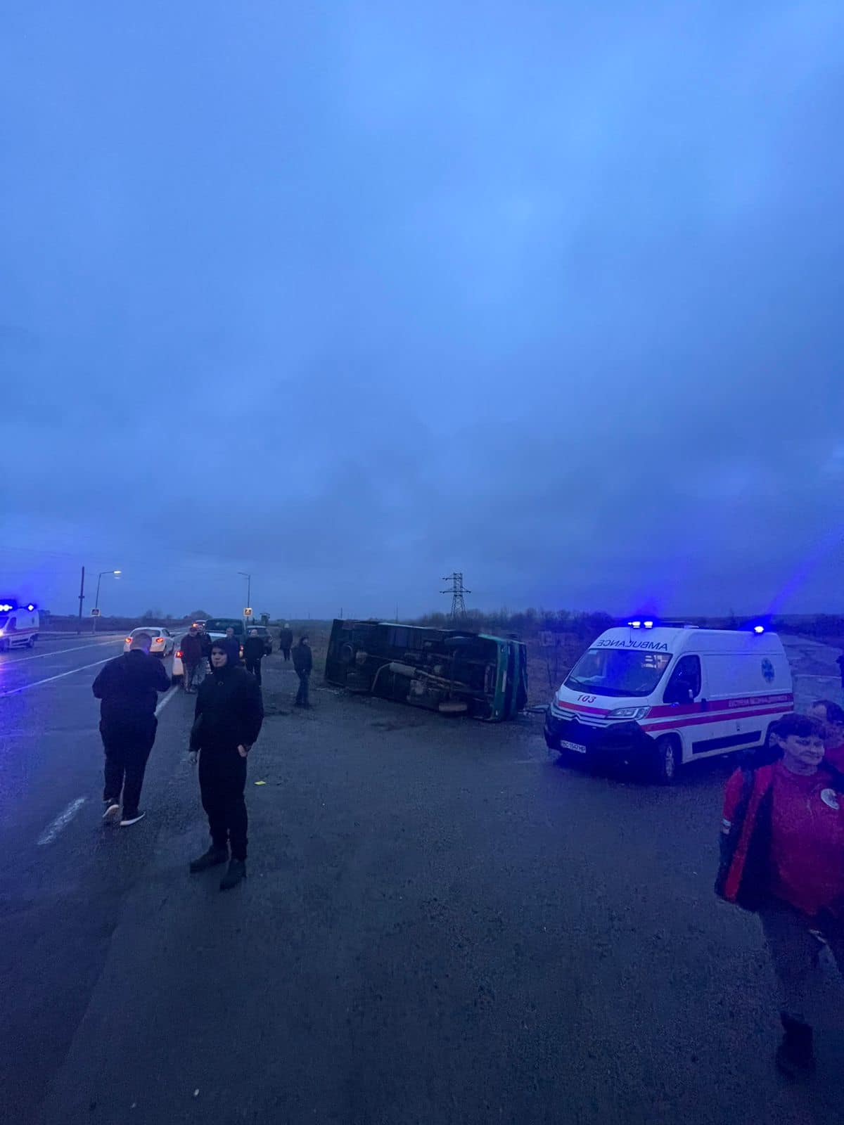 На Львівщині перекинувся пасажирський автобус із людьми: фото з місця ДТП.