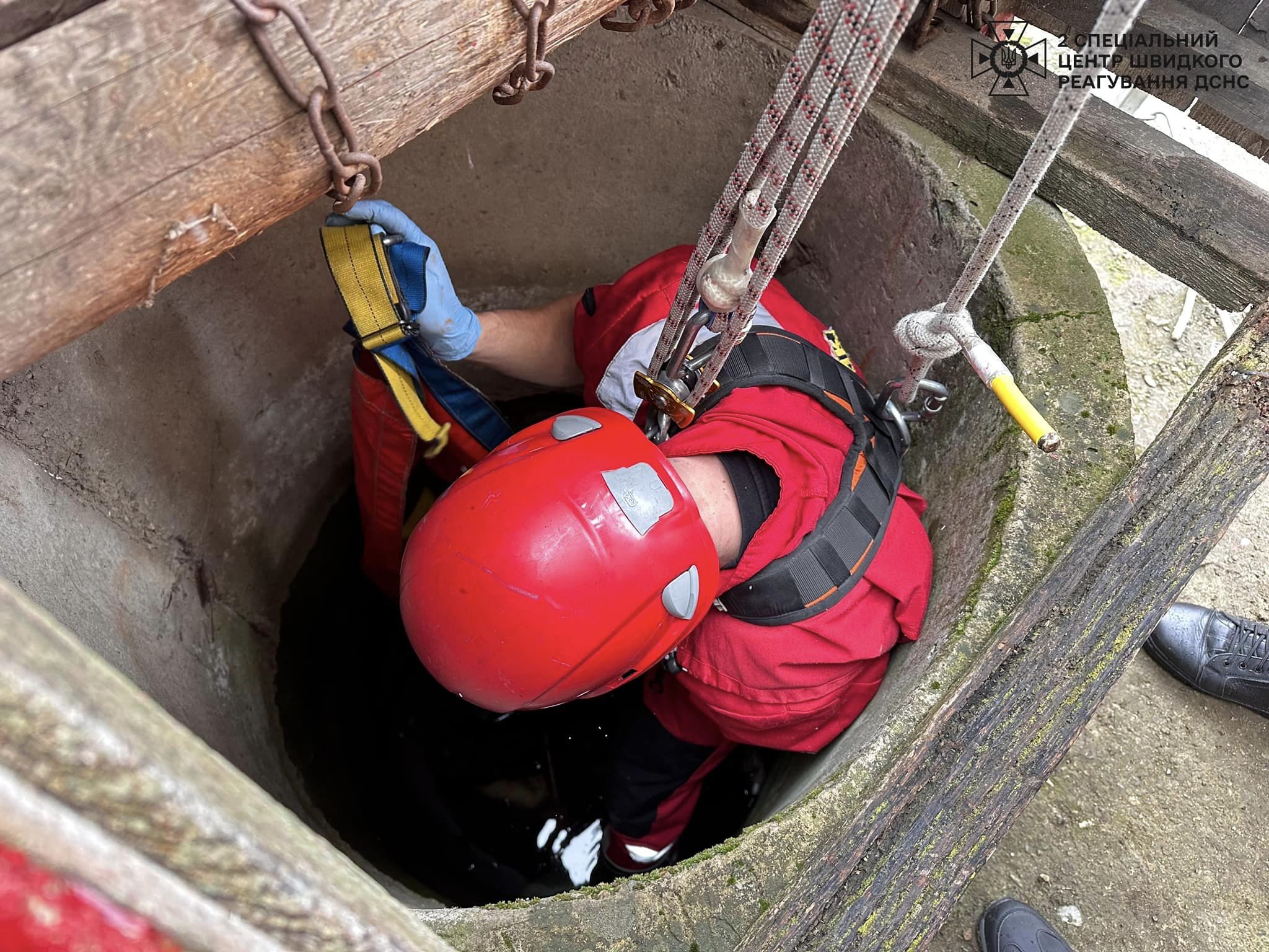 Рятувальники витягнули із колодязя тіло жінки.