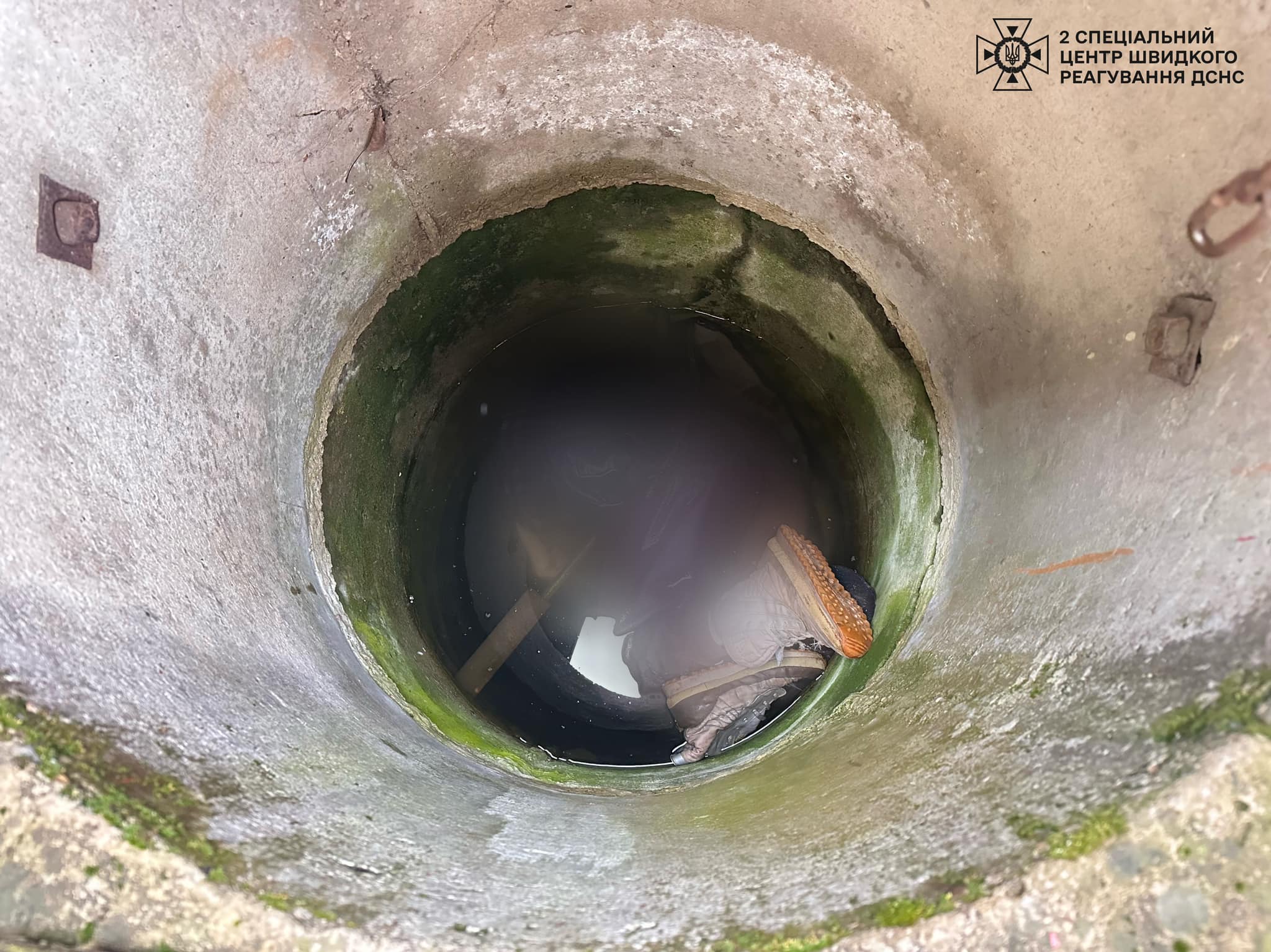 Рятувальники витягнули із колодязя тіло жінки.