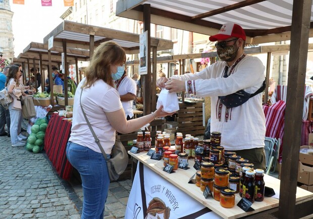 На площі Ринок у Львові відкрили фермерський ярмарок. Фото: Львівська міська рада