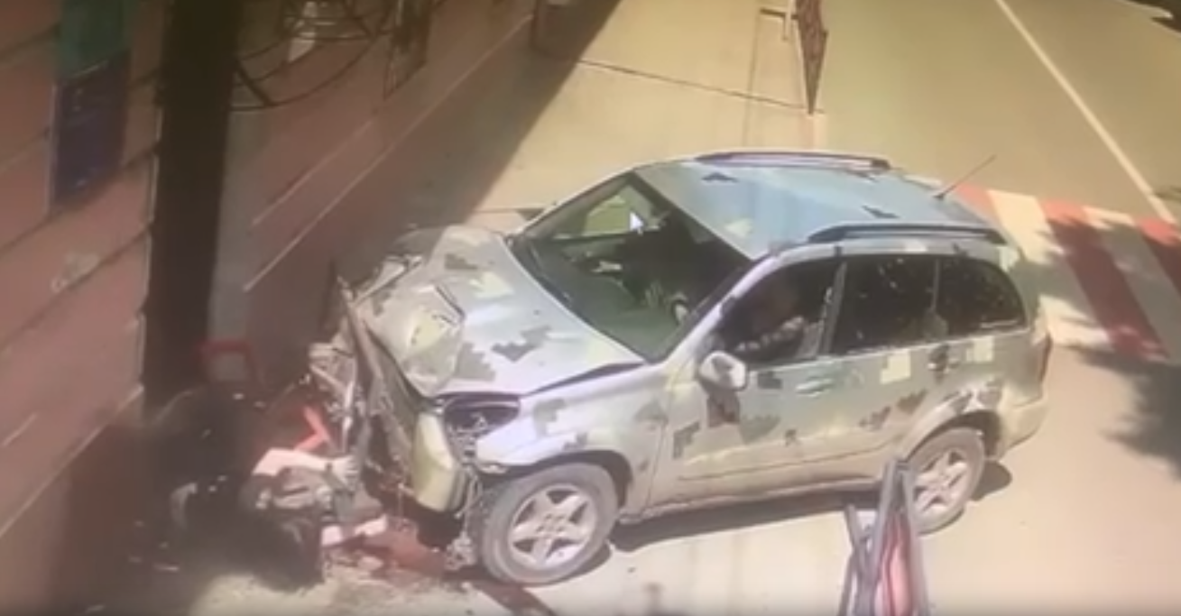 В Яворові п’яна водійка автомобіля, розтрощивши огорожу, виїхала на тротуар і збила поліцейську.