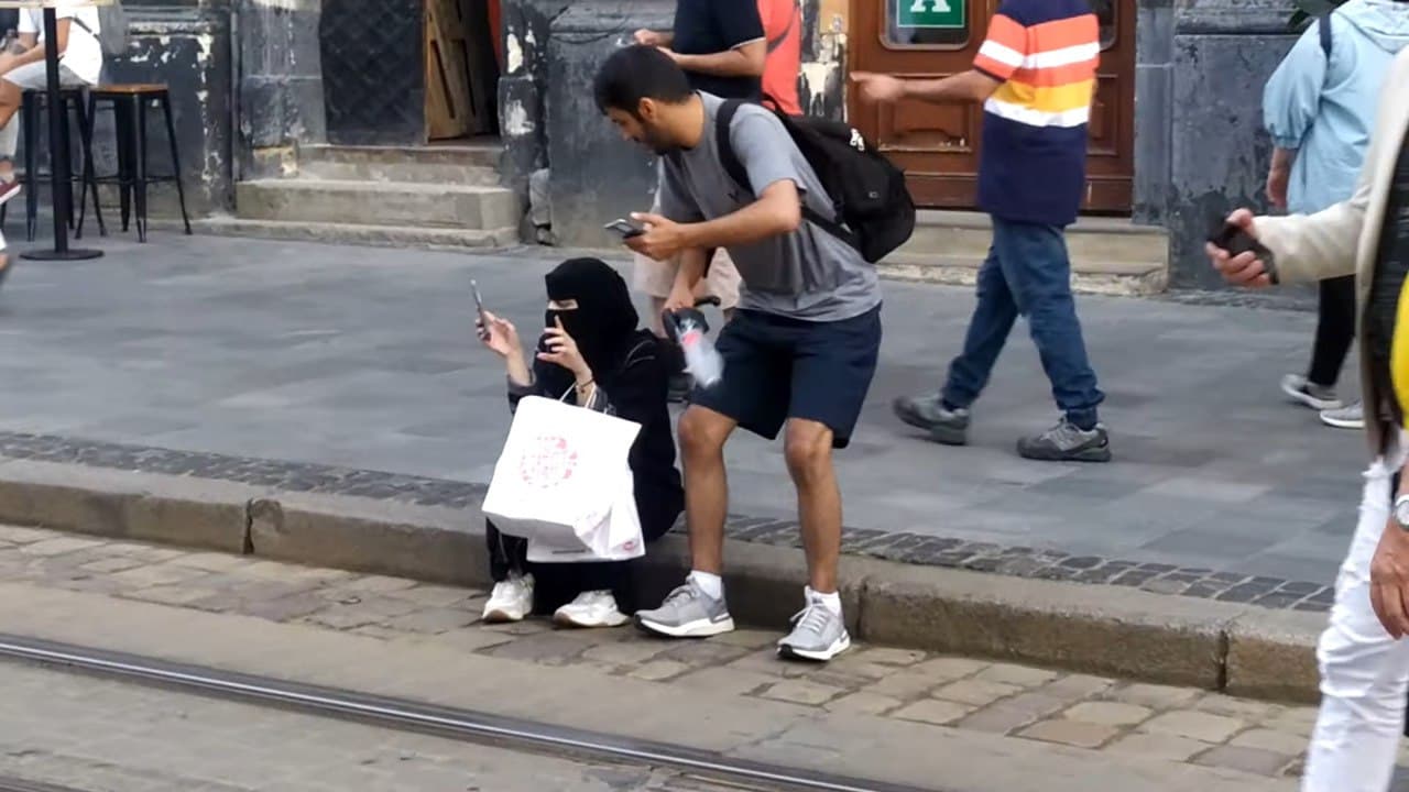 Як розважаються туристи з Саудівської Аравії у Львові. Фото: Юрій Богун