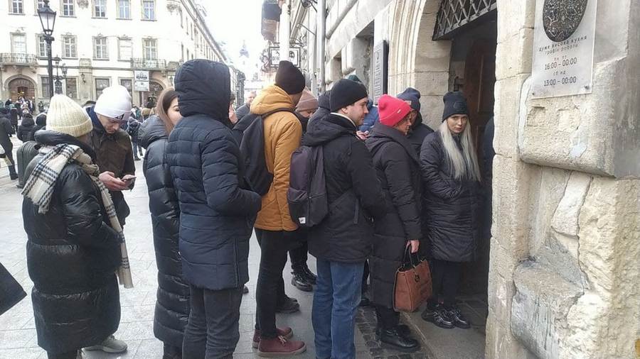 Черга у львівську «Криївку»