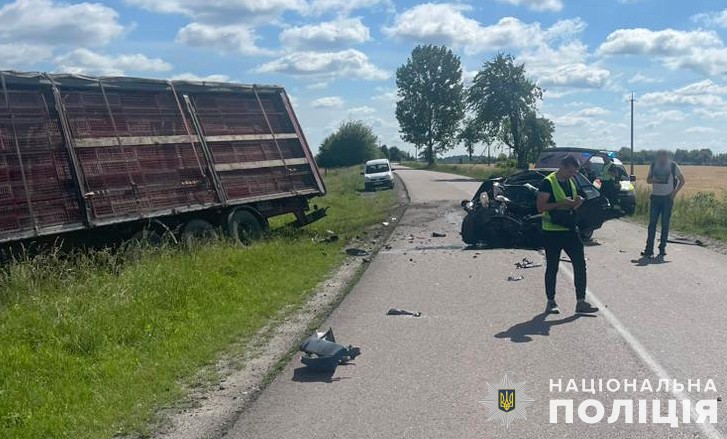 Біля Львова вантажівка розчавила легковик: фото з місця ДТП.
