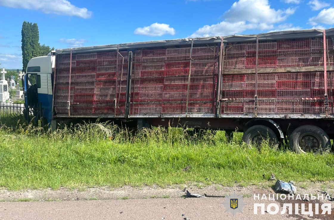 Біля Львова вантажівка розчавила легковик: фото з місця ДТП.