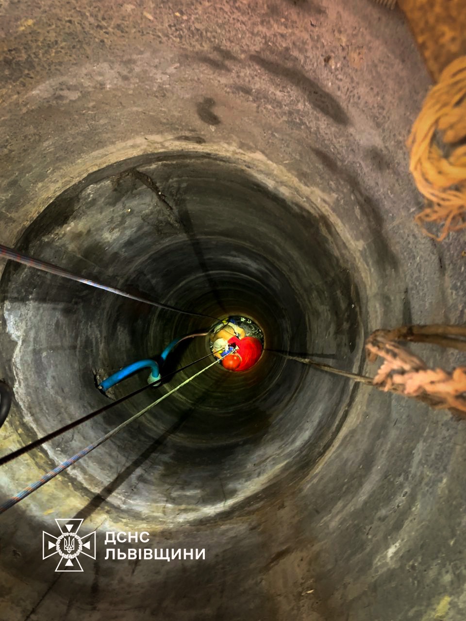 У Малехові чоловік впав у 15-метрову криницю і вижив.