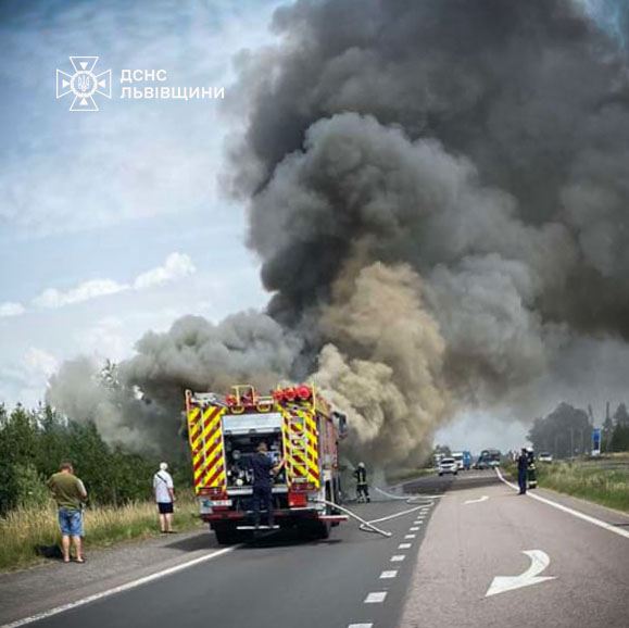 Біля Буська під час руху загорівся автобус з дітьми: фото.