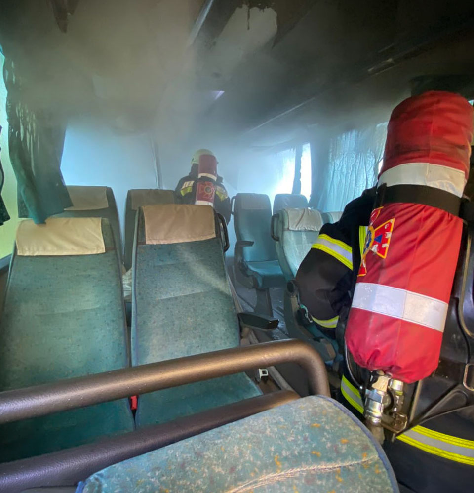 Біля Буська під час руху загорівся автобус з дітьми: фото.