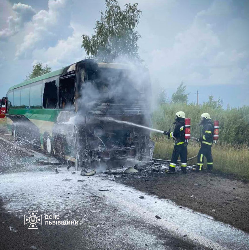 Біля Буська під час руху загорівся автобус з дітьми: фото.