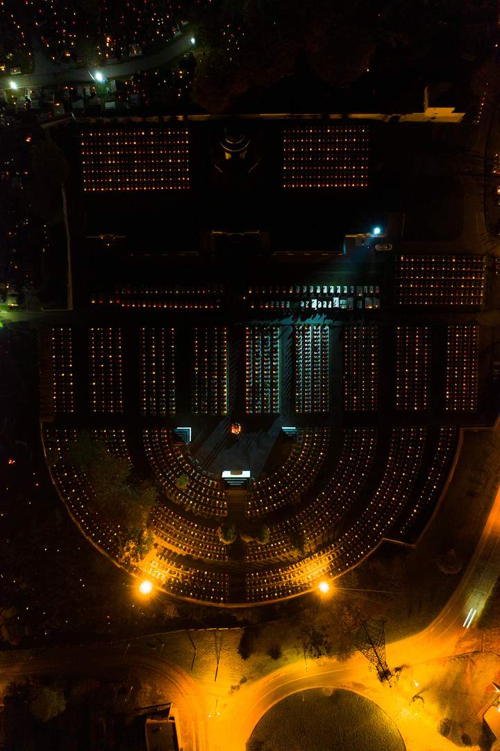 У День всіх святих на Личаківському цвинтарі запалили тисячі лампадок. Фото: Ярослав Іваночко.