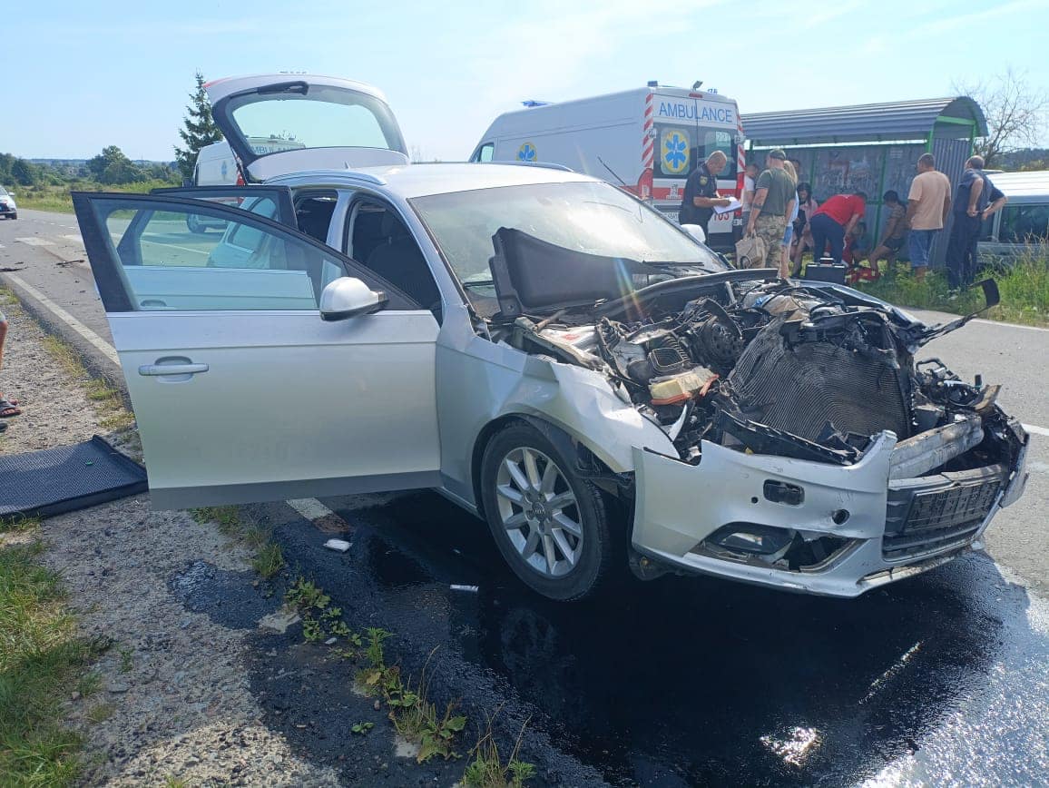 В аварії на Золочівщині постраждали п'ятеро людей: фото з місця ДТП.