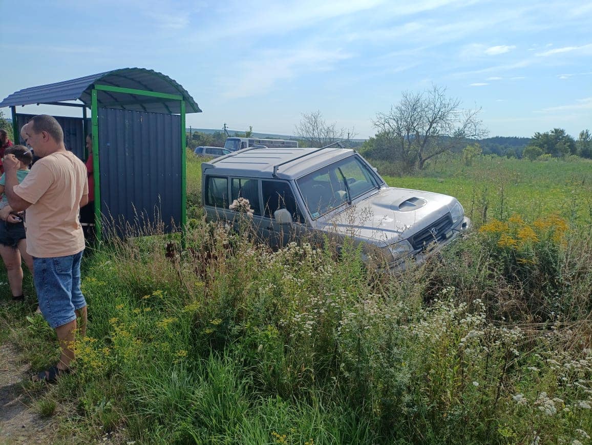 В аварії на Золочівщині постраждали п'ятеро людей: фото з місця ДТП.