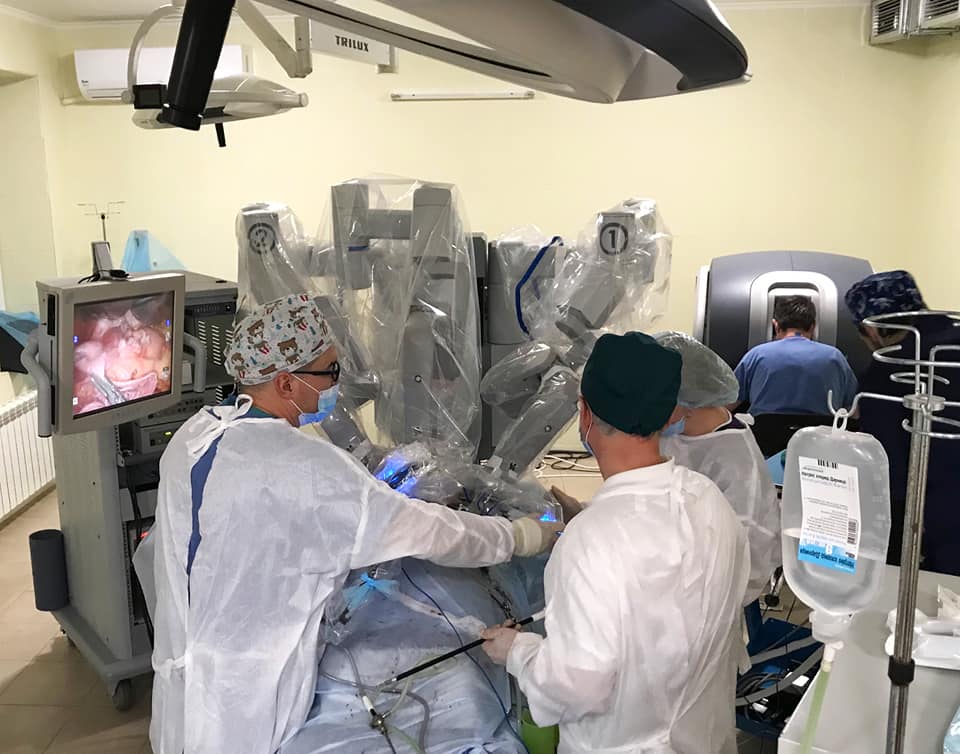 У Львові робот Da Vinci вперше прооперував людину. Фото: Львівська міськрада 