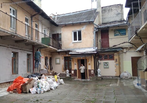 У Львові &laquo;декомунізували&raquo; популярний серед туристів радянський дворик. Фото: lviv.vgorode.ua 