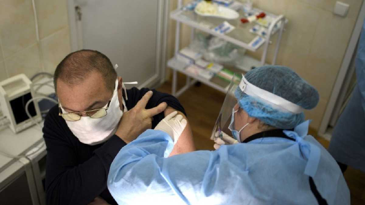 Директор Львівської обласної інфекційної лікарні Сергій Федоренко зробив щеплення від коронавірусу одним із перших. Фото: city-adm.lviv.ua 