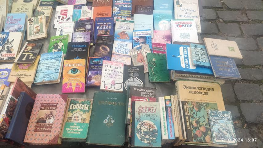 Продавали російські книги: на ярмарку на Підвальній розпочалися перевірки  фото 1