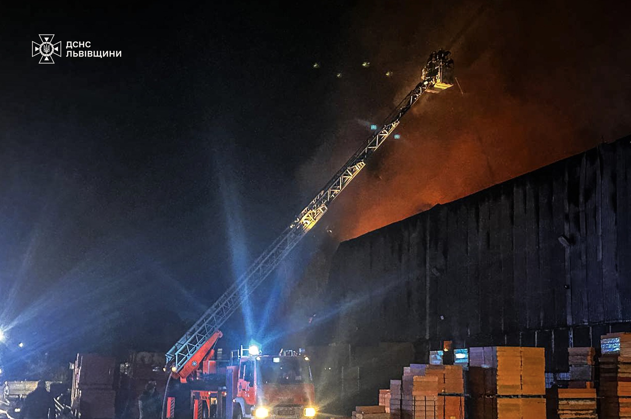 На Стрийській у Львові виникла масштабна пожежа: фото.