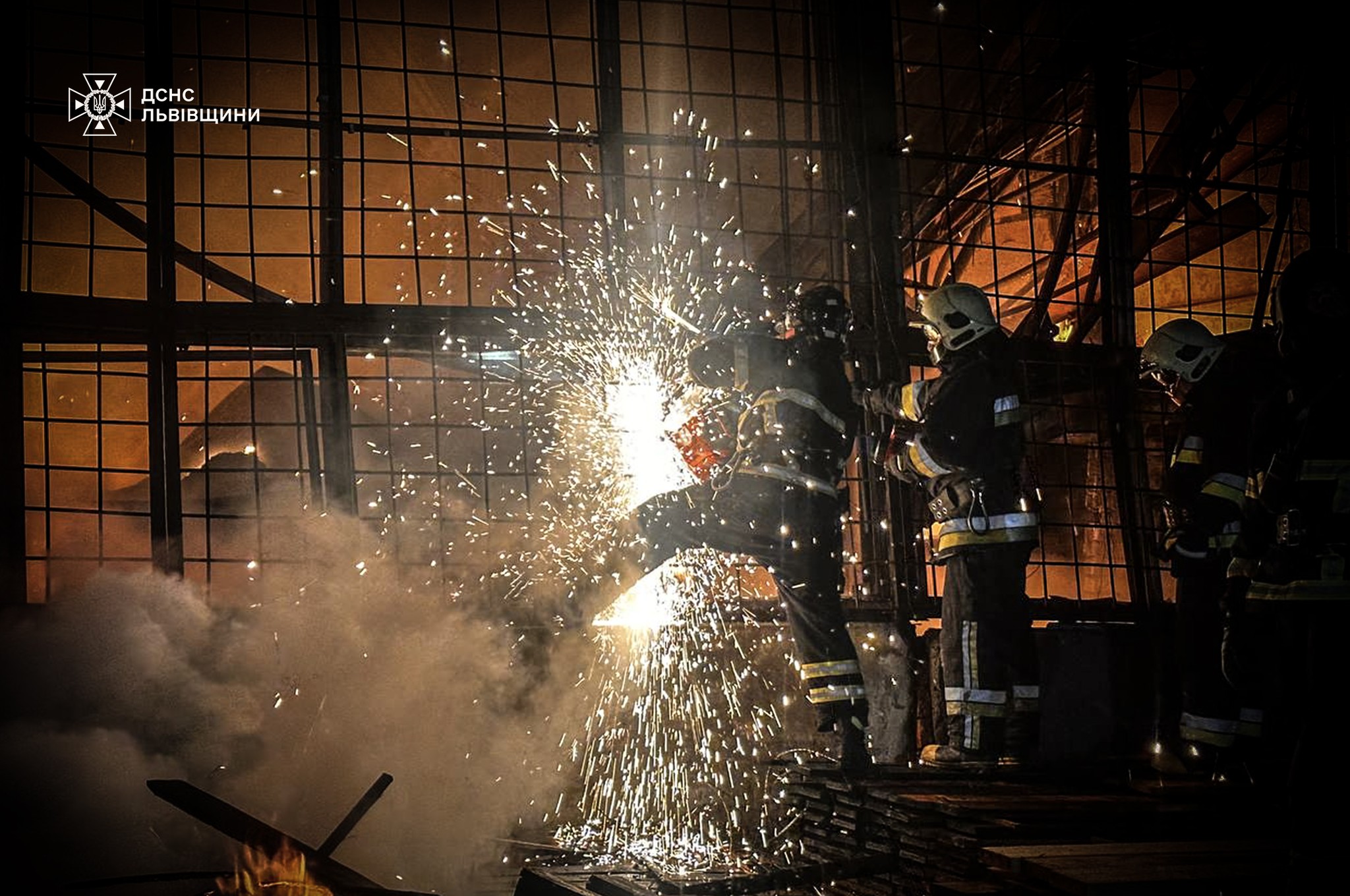 На Стрийській у Львові виникла масштабна пожежа: фото.