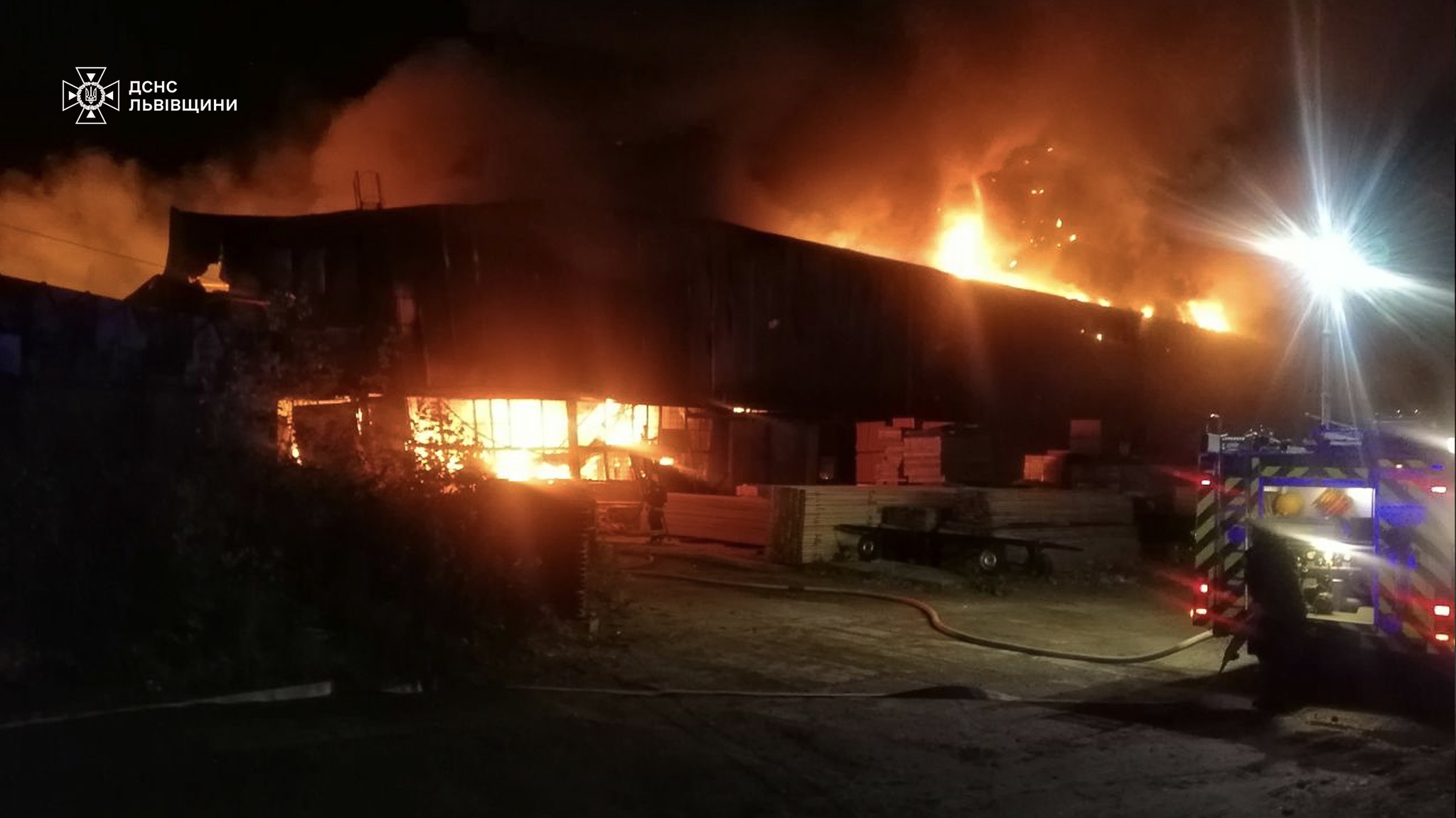 На Стрийській у Львові виникла масштабна пожежа: фото.