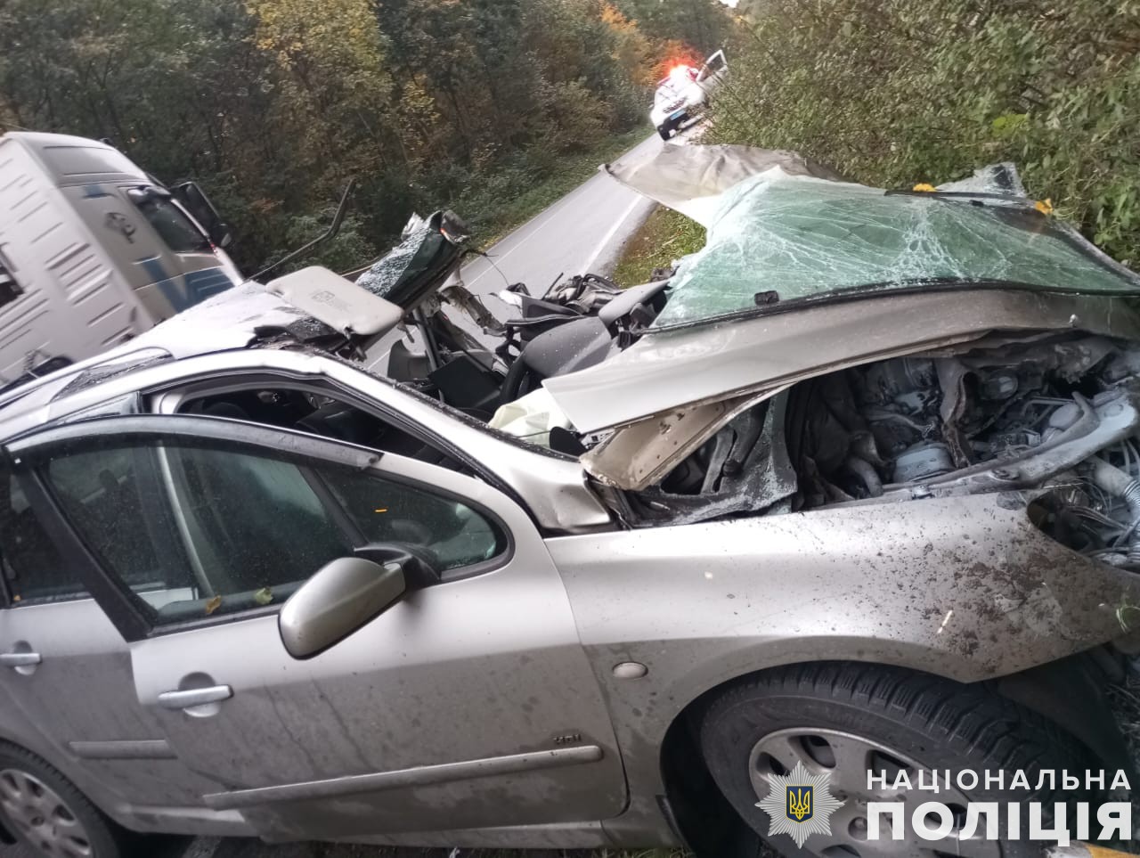 Біля Львова зіткнулися автомобіль і маршрутка, четверо людей – у лікарні: фото.