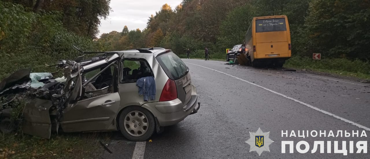 Біля Львова зіткнулися автомобіль і маршрутка, четверо людей – у лікарні: фото.