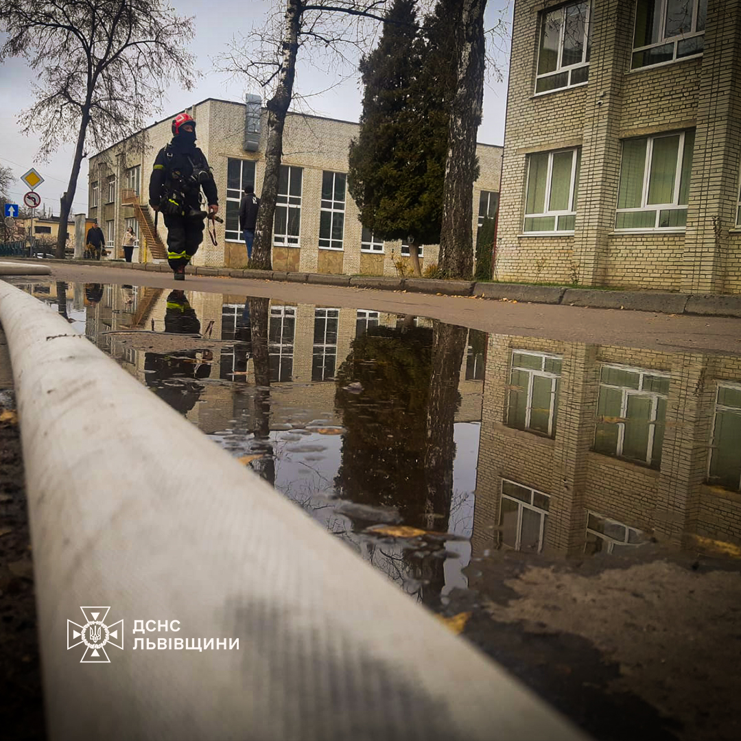 Під час пожежі у львівській багатоповерхівці загинула людина.