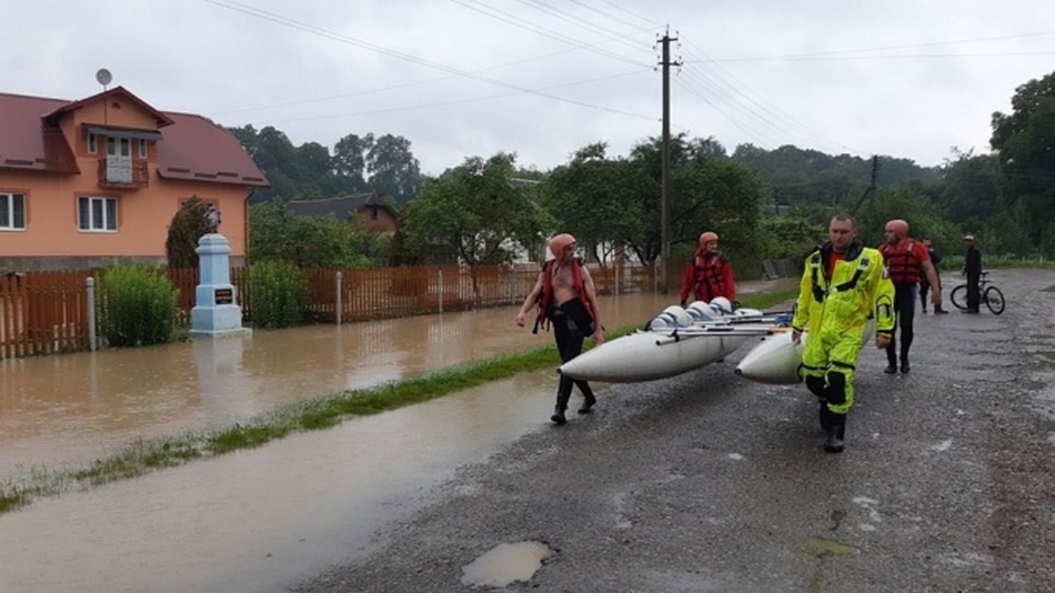 Через сильні дощі розлилась річка Турянка на Стрийщині. Фото: ДСНС Львівщини.