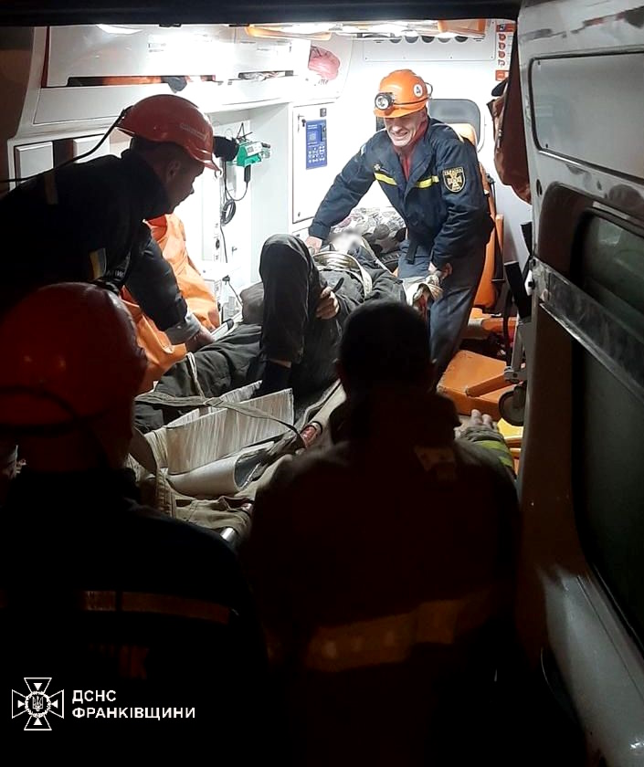 У Дрогобичі чоловіки спустилися у катакомби і не змогли піднятися: фото рятувальної операції.