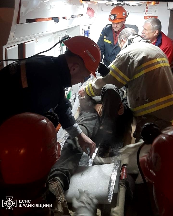 У Дрогобичі чоловіки спустилися у катакомби і не змогли піднятися: фото рятувальної операції.