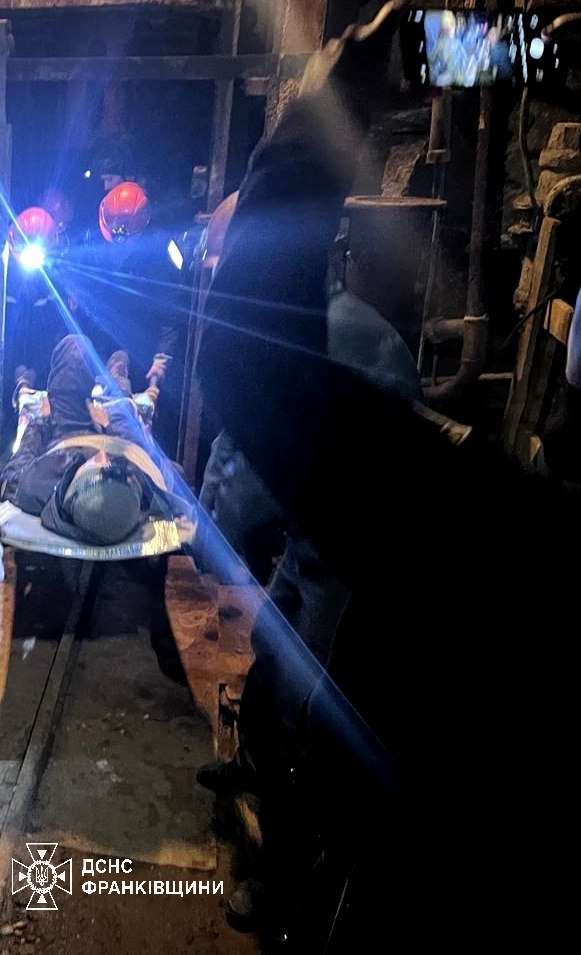 У Дрогобичі чоловіки спустилися у катакомби і не змогли піднятися: фото рятувальної операції.