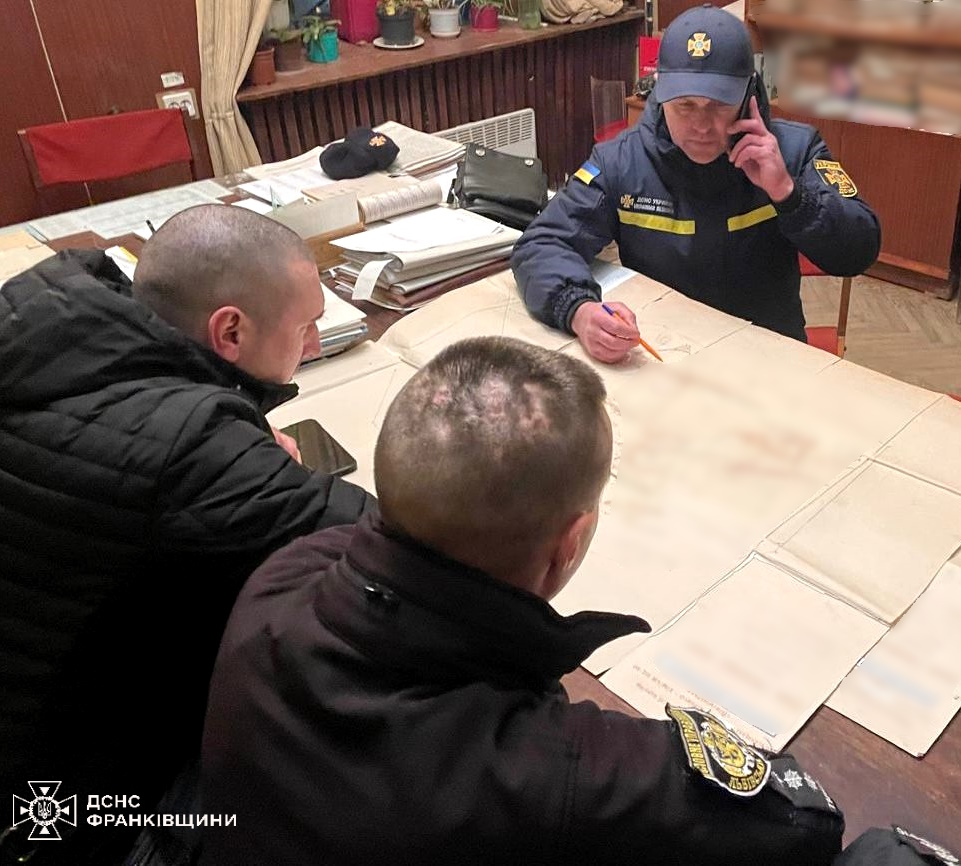 У Дрогобичі чоловіки спустилися у катакомби і не змогли піднятися: фото рятувальної операції.