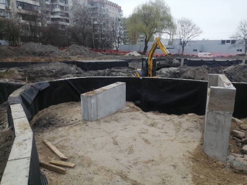 У Львові тривають роботи з відновлення озера на вулиці Панча. Фото: Львівська міська рада.