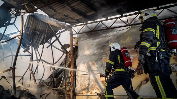 Біля Львова сталася масштабна пожежа на складах: фото.