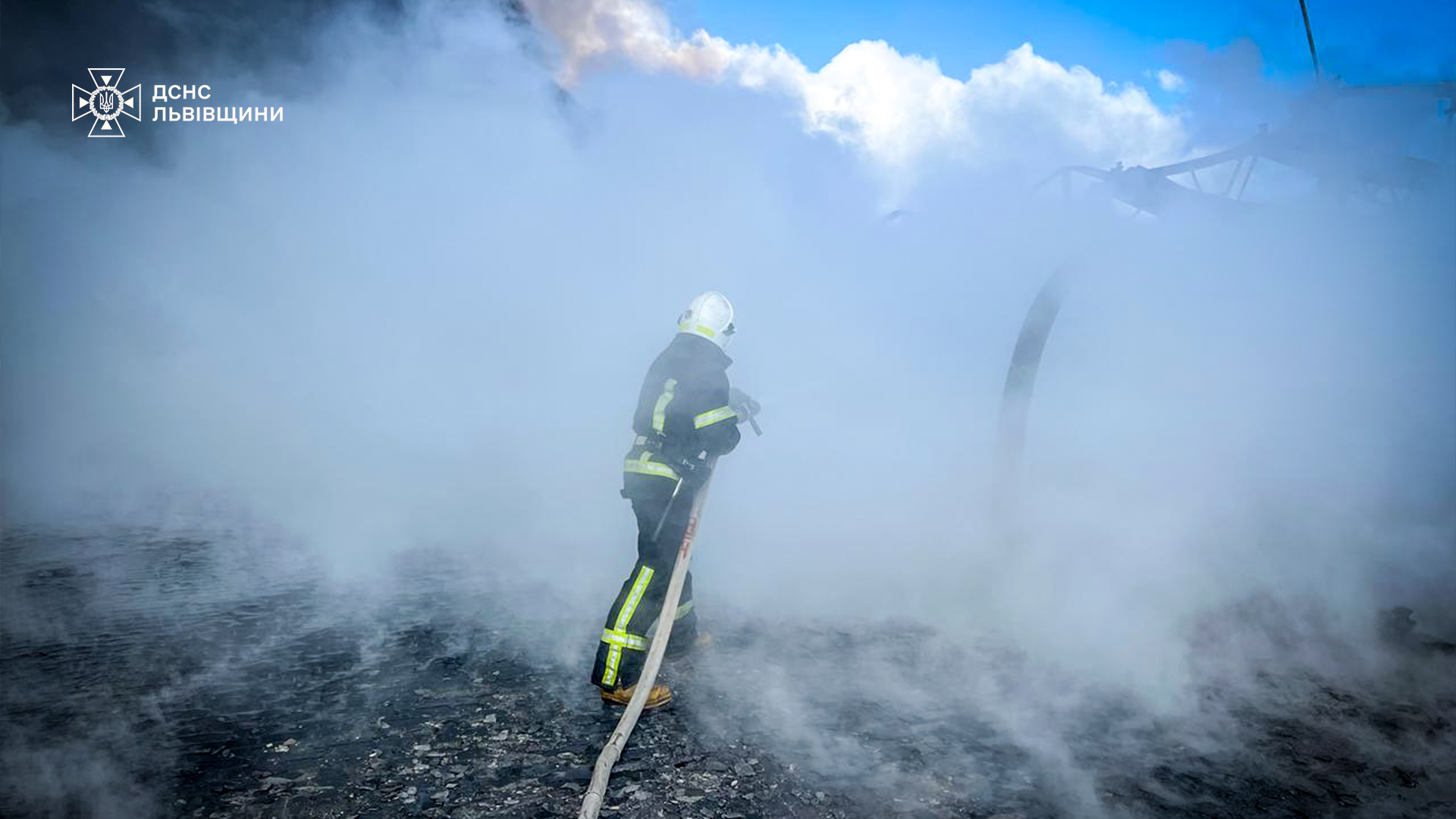 Біля Львова сталася масштабна пожежа на складах: фото.