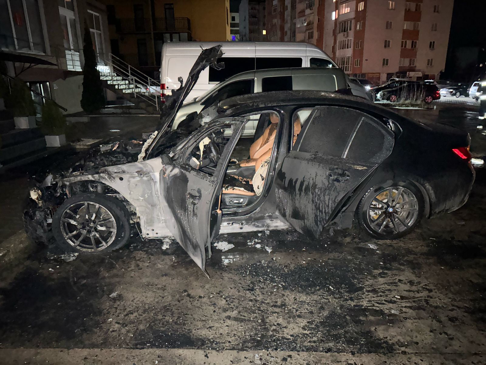 Поліцейські затримали чоловіка, який через неприязнь спалив автомобіль знайомої у Трускавці.